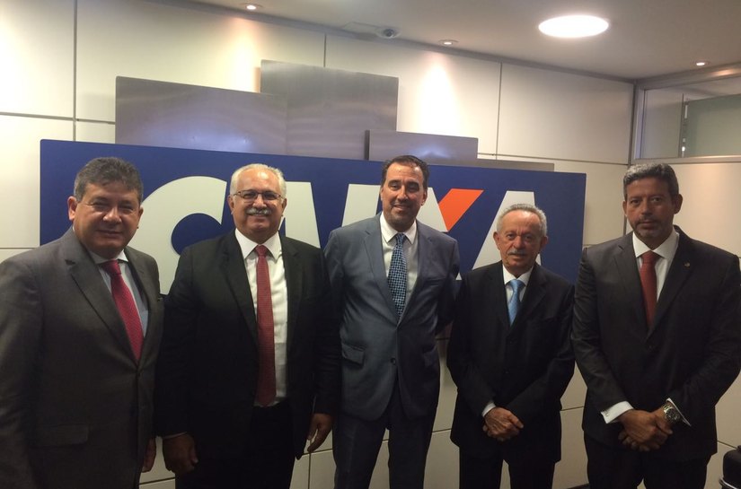 Teófilo encontra presidente da Caixa para renegociar contrato de Arapiraca