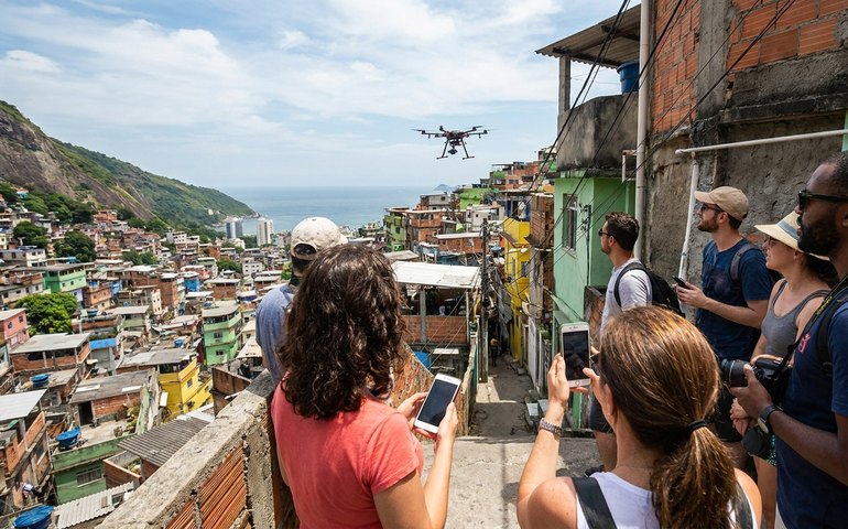 Jornais britânicos destacam sucesso turístico da Rocinha impulsionado por drones nas redes sociais