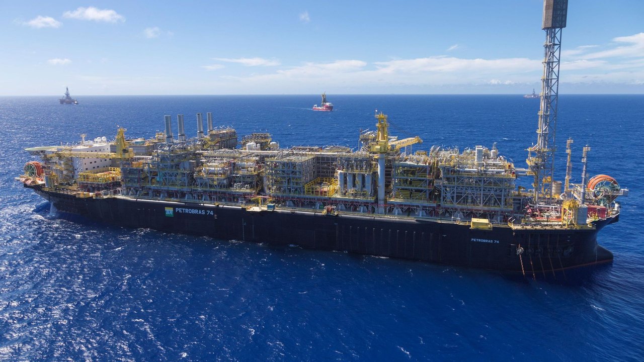 Petrobras anuncia reajuste de 13,9% no preço do querosene de aviação devido a tensões geopolíticas