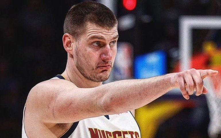 Nikola Jokic lidera o Denver Nuggets na vitória sobre os Spurs e retomada da liderança no Oeste