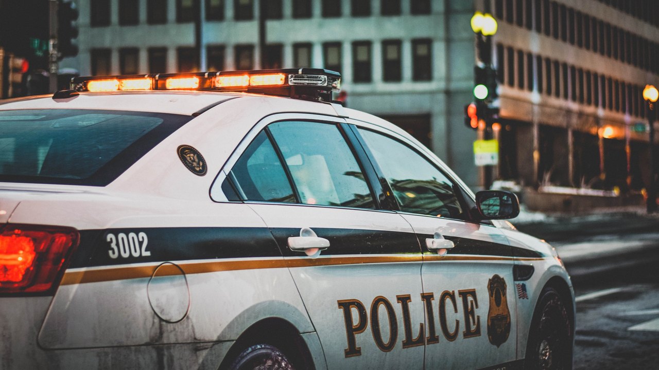 Menino de 11 anos é preso em assalto violento a telefone no metrô de Nova York