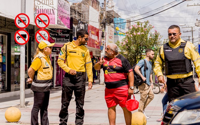 Ação da SMTT conscientiza usuários sobre uso do calçadão do Centro
