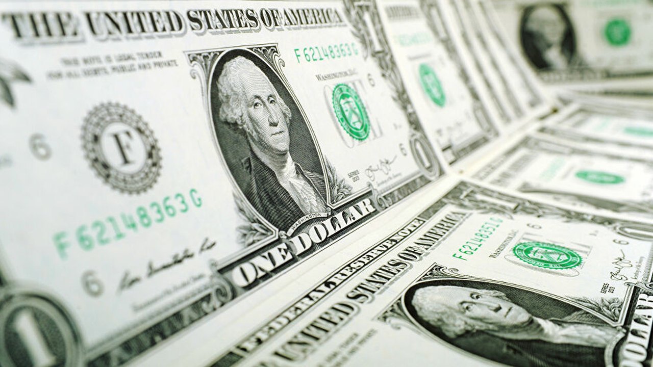 Taxas futuras de juros acompanham baixa do dólar em meio à melhora externa