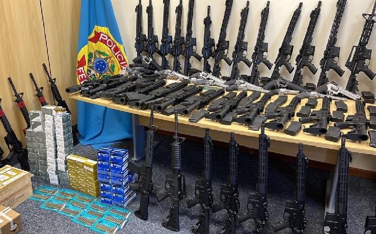 PF apreende 68 fuzis e prende 4 pessoas em operação contra comércio ilegal de armas