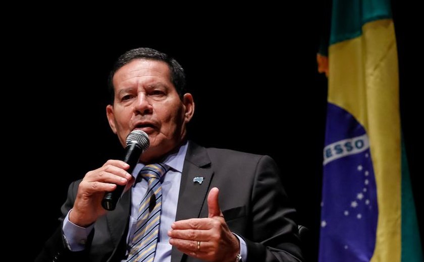 Bolsonaro visita Mourão e evita responder perguntas sobre preço do diesel