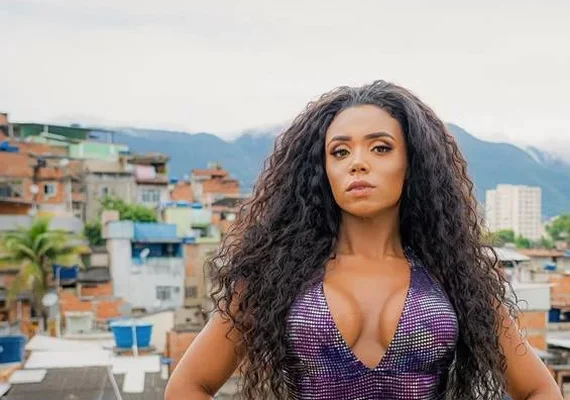 Rainha de bateria da Mangueira, Evelyn Bastos intensifica treinos para chegar 'grandona' em desfile: 'Tô carregando bastante peso'