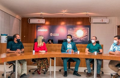 Prefeito JHC se reúne com taxistas e apresenta Táxi Maceió, que visa resgatar cidadania da classe