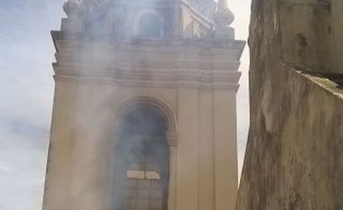 Torre da Catedral Metropolitana de Maceió pega fogo e corre risco de desabar