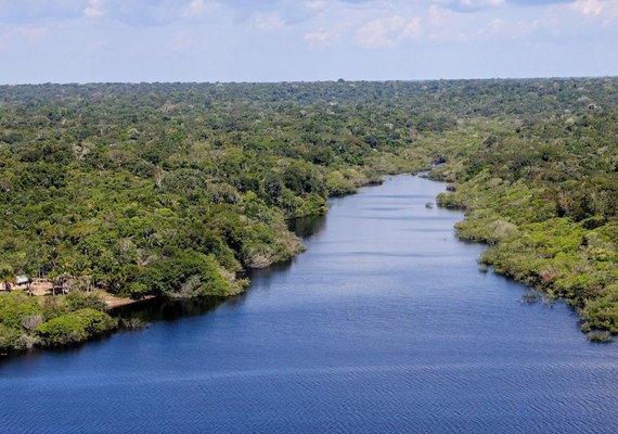 Missionários usam drones, promovem sua fé entre tribos da Amazônia, desafiando lei brasileira (FOTOS)
