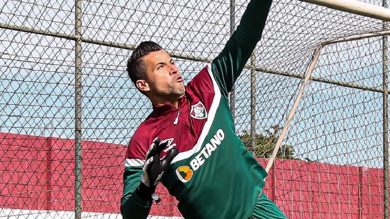 Fábio renova com o Fluminense e jogará até os 45 anos; clube rebate acusações do Vasco