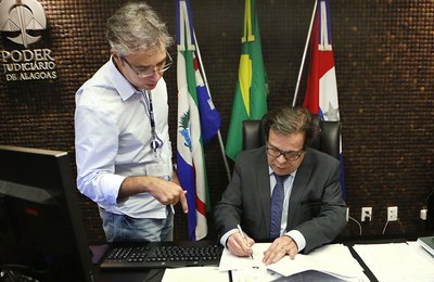 Todos os magistrados e servidores devem participar de recadastramento no TJAL