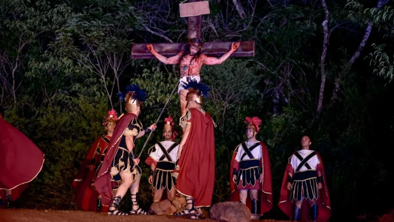Paixão de Cristo de Arapiraca reúne centenas de pessoas e emociona público na primeira noite