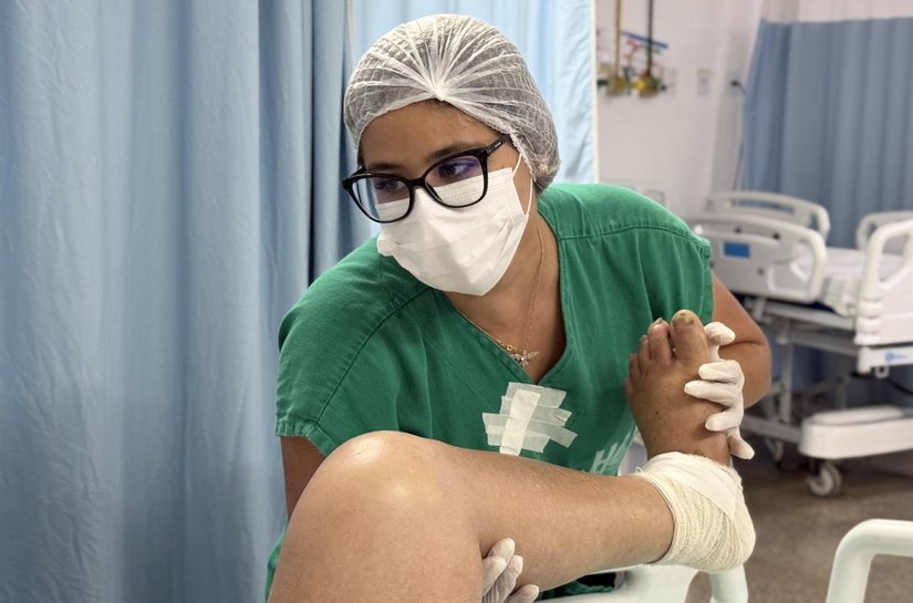 Alagoano vítima de AVC é beneficiado por reabilitação precoce no HGE e já faz até caminhadas