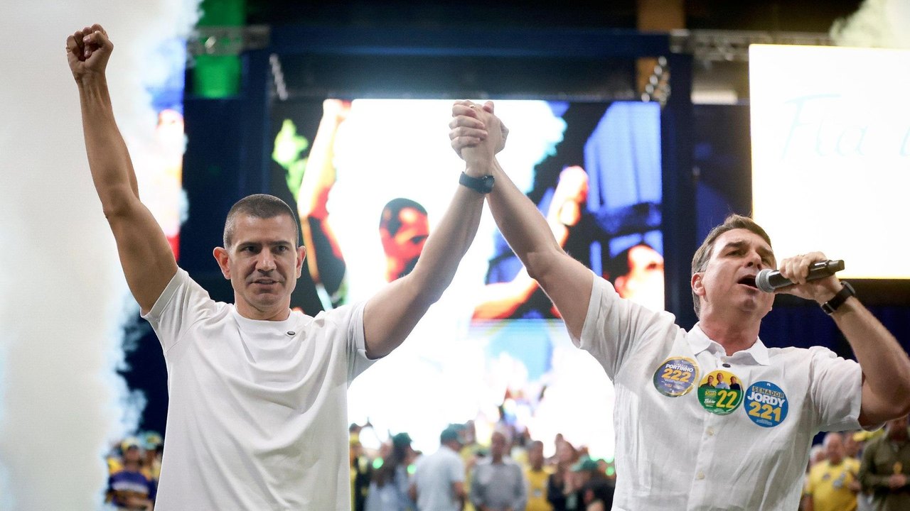Flávio Bolsonaro defende castração química e manutenção do Bolsa Família durante evento no Rio