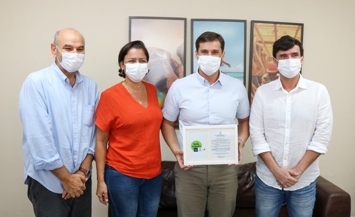 Selo foi entregue pelo secretário Marcius Beltrão ao prefeito Cacau Selo foi entregue pelo secretário Marcius Beltrão ao prefeito Cacau