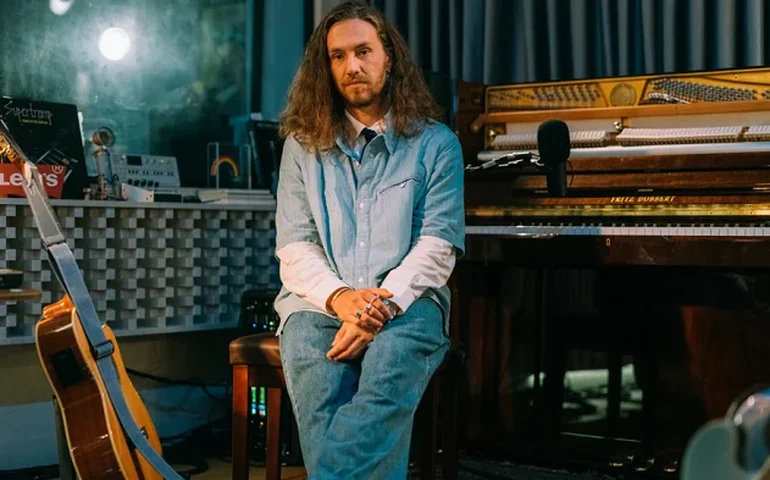 Em novo álbum, Kley relê último projeto e inclui inédita