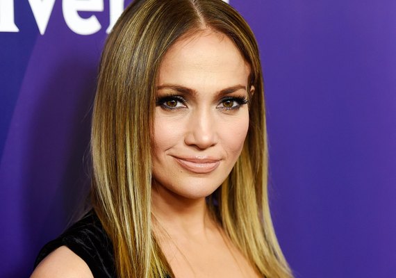 Jennifer Lopez anuncia sua primeira linha de maquiagem