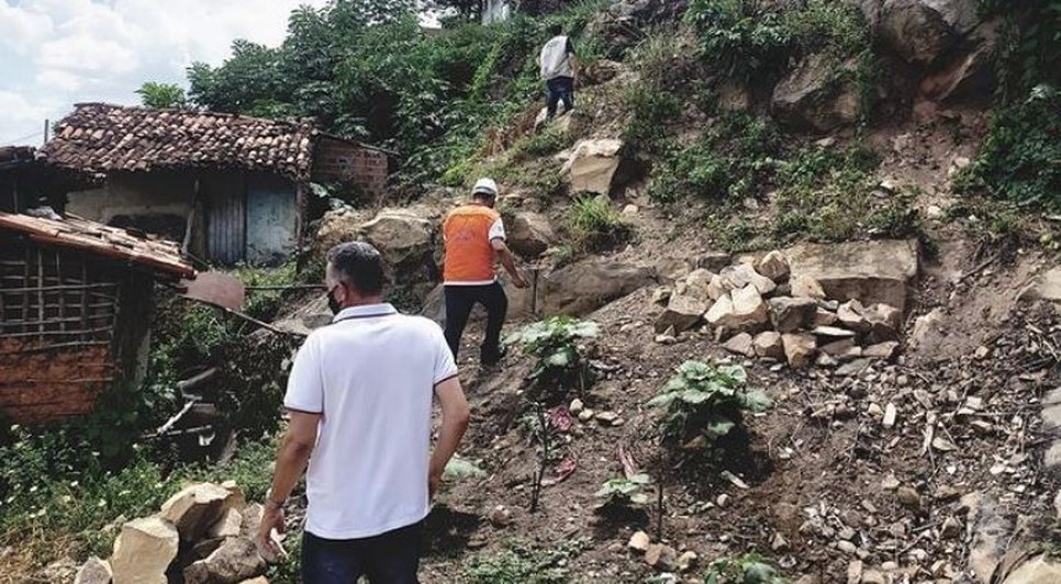 Rocha apresenta risco de deslizamento em Santana do São Francisco