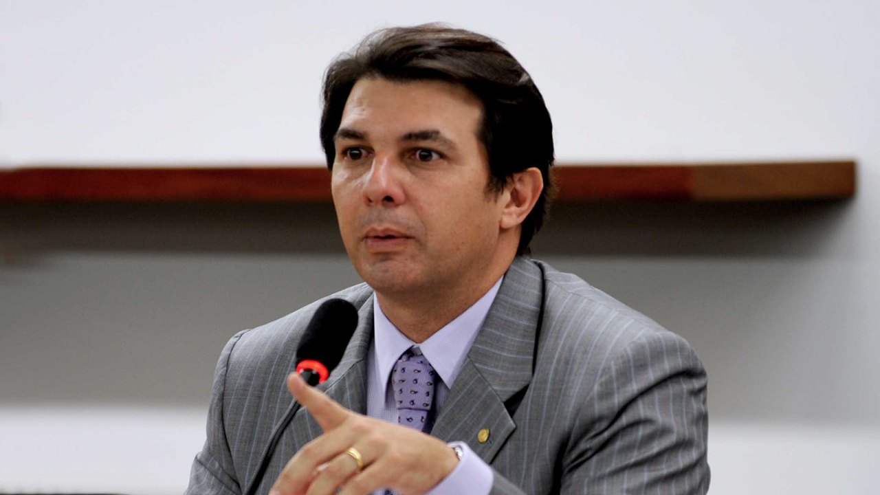 Relator retoma corte de jornada e salário de servidor