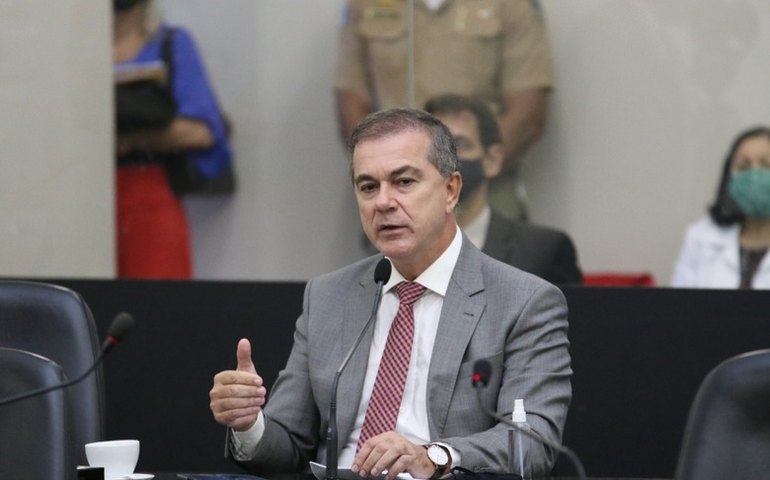 Deputado Ronaldo Medeiros apresenta requerimento para apresentação de plano de investimentos de saneamento em Maceió