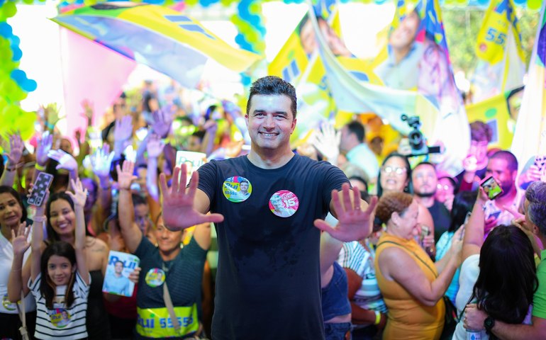 Cercado pelo povo, Rui Palmeira lança sua candidatura a vereador