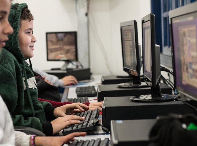 Como prevenir a violência digital entre crianças e adolescentes