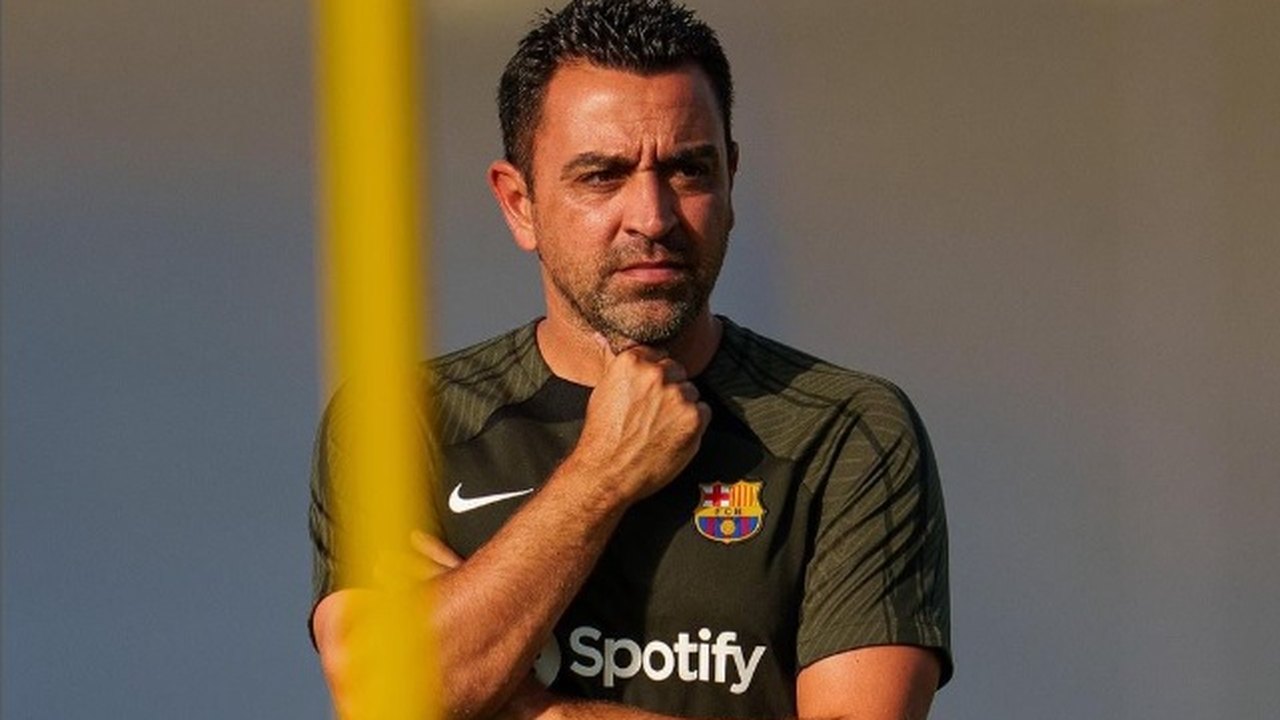 Xavi ameaça deixar o Barcelona em junho e pede cautela por Vitor Roque