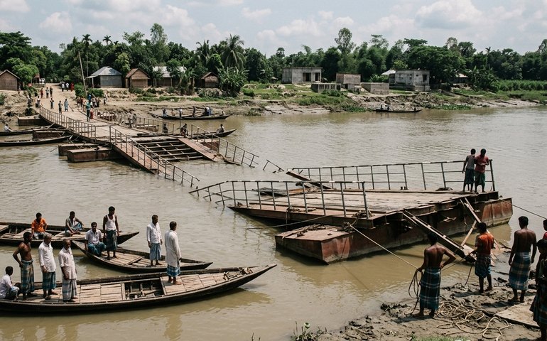 Tragédia em Bangladesh: ponte flutuante desaba e mata crianças