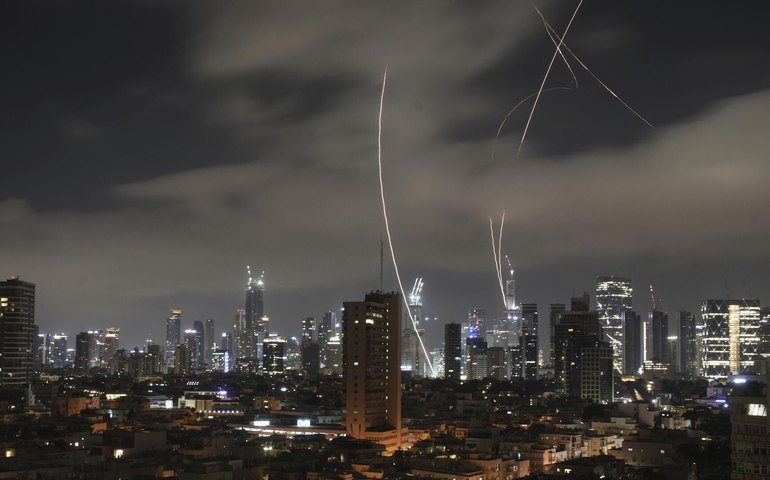 Defesas antiaéreas de Israel e EUA mostram vulnerabilidade diante de mísseis iranianos, aponta analista