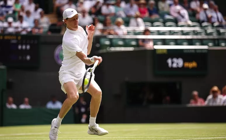 Sinner aplica 'pneu', bate compatriota e avança em Wimbledon