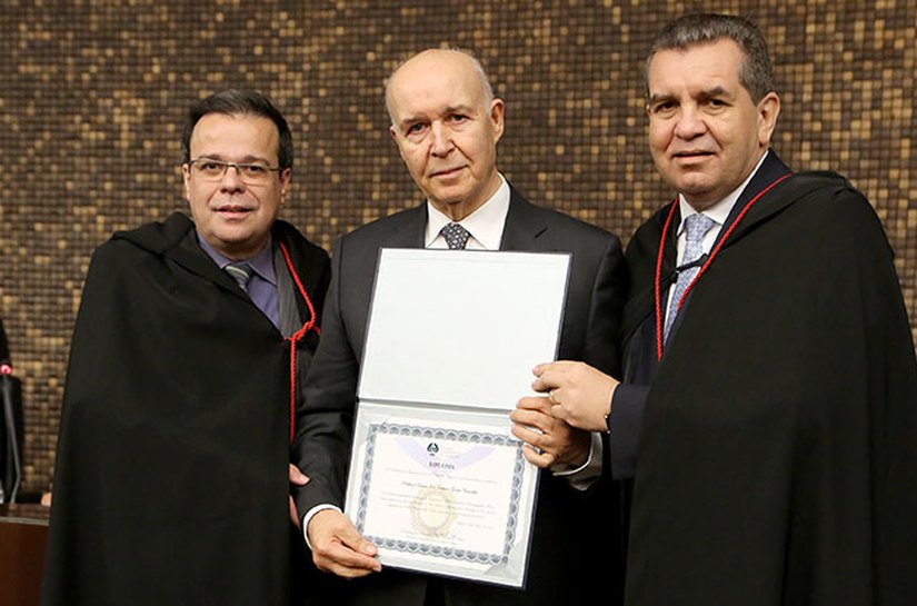 TJ/AL presta homenagem ao jurista português José Gomes Canotilho