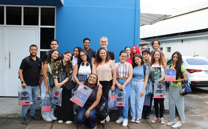 Estudantes de jornalismo realizam aula de campo na Imprensa Oficial Graciliano Ramos