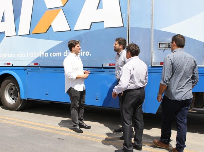 Prefeito Cacau visita unidade móvel da Caixa instalada na Praia do Francês