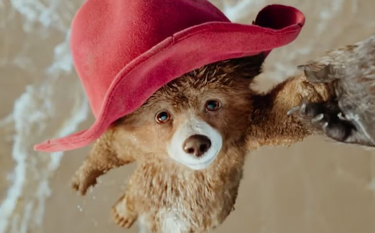 Na Inglaterra, dois homens da Força Aérea Real vandalizam estátua do urso Paddington