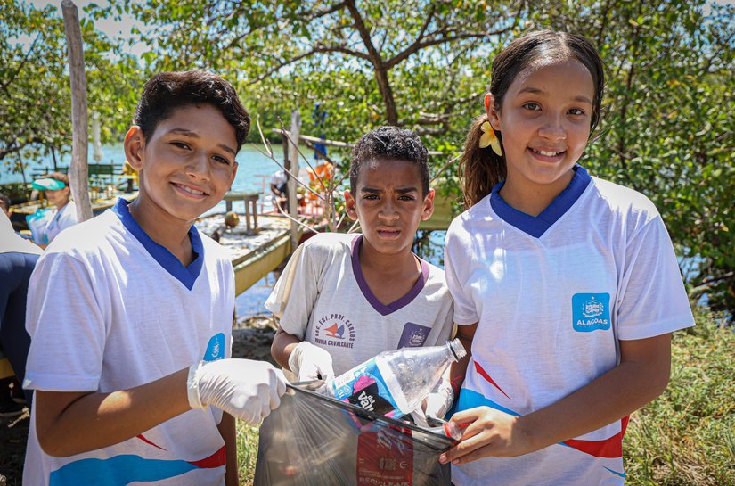 Estudantes da rede estadual conscientizam população sobre a limpeza e manutenção do Rio Meirim