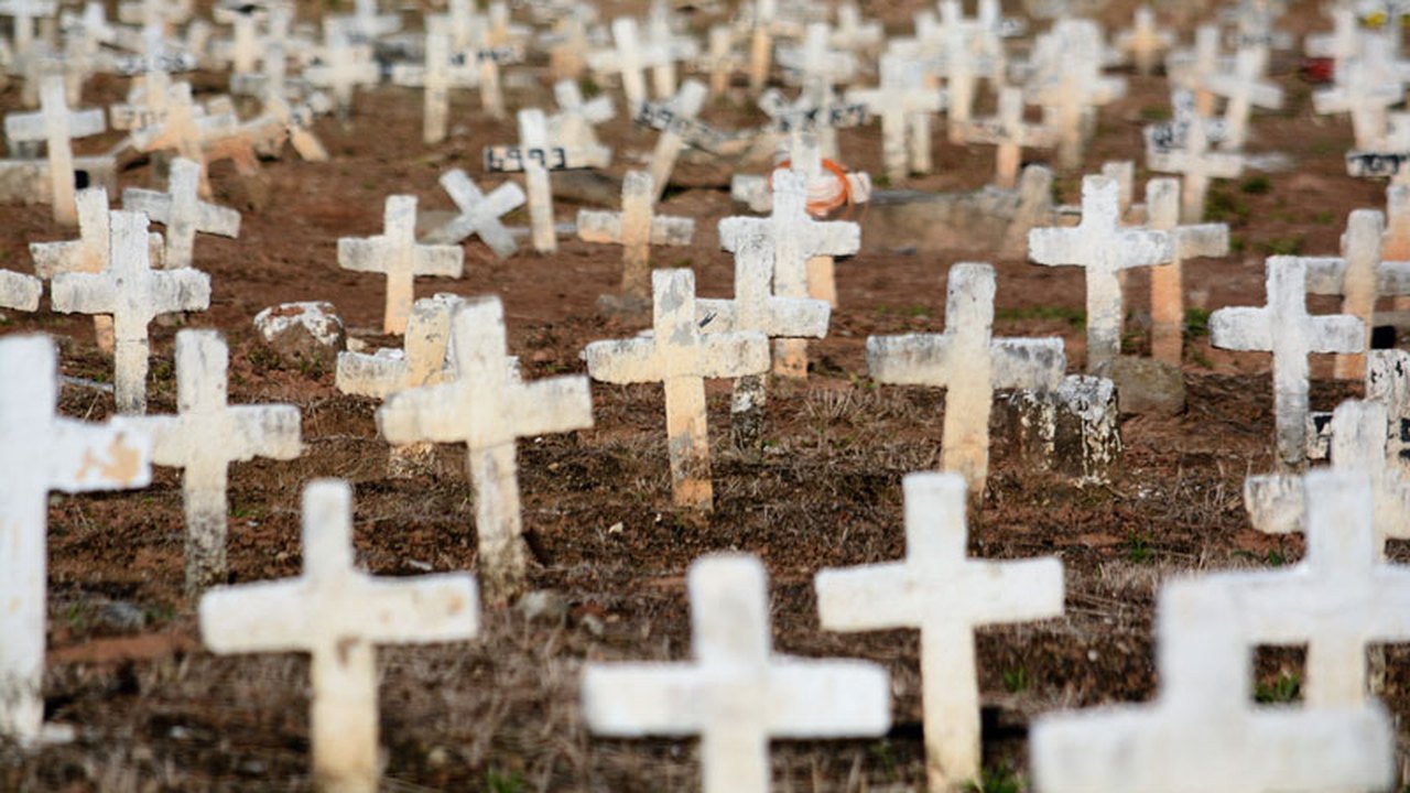 Brasil tem menor média móvel de mortes por covid desde 23 de junho