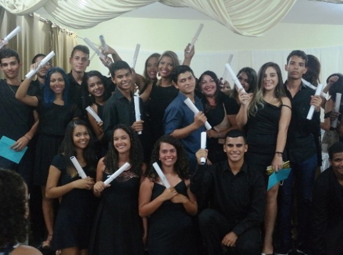 Emoção marca formatura de concluintes do Ensino Médio da rede estadual