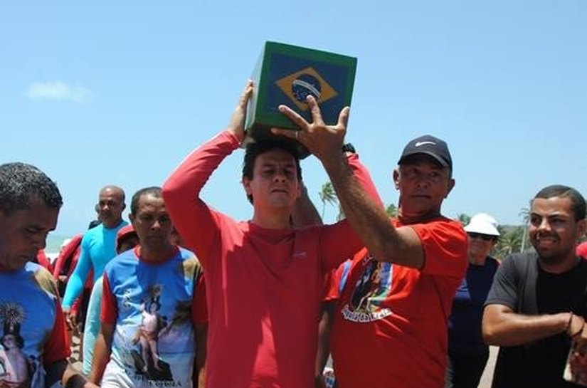 Fiéis acompanham imagem de São Sebastião em Jequiá da Praia