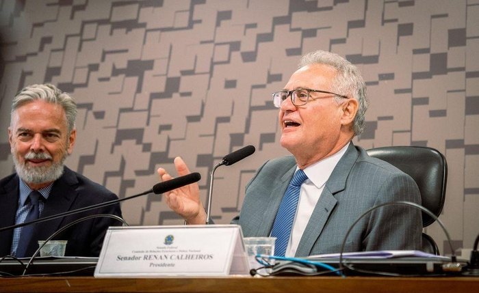 Renan Calheiros durante reunião da Comissão de Relações Exteriores