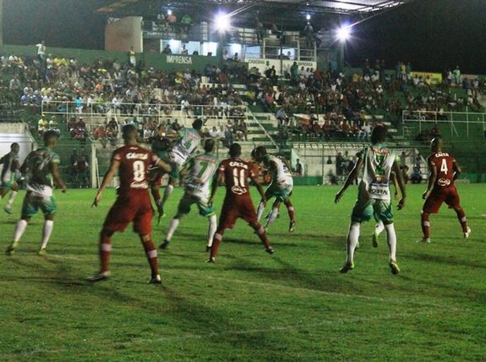 Coruripe sai na frente, mas em duas bolas CRB vence o primeiro jogo da semi