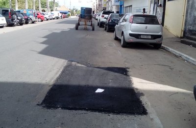 Operação Tapa-buracos beneficia centro e diversos bairros de Arapiraca
