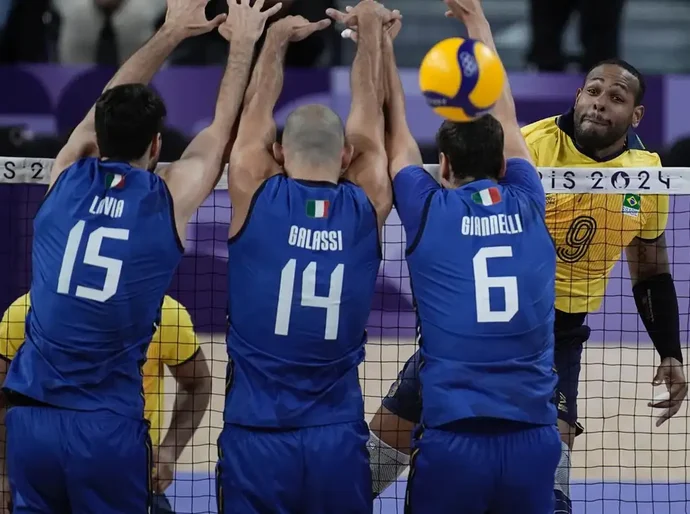 Brasil é superado pela Itália na estreia do vôlei masculino em Paris