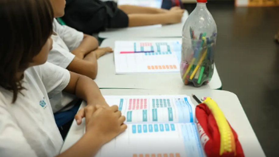 Prazo para escolas escolherem livros didáticos para 2027 termina hoje