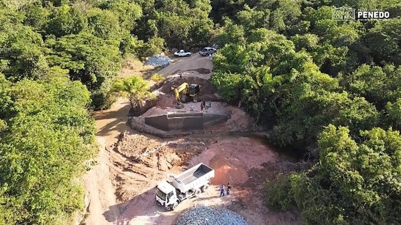 Prefeito Ronaldo Lopes visita obra de construção da ponte no povoado Taquari