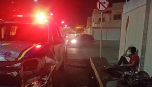 Motociclista realiza manobras perigosas e colide com viatura policial na Grande Aracaju