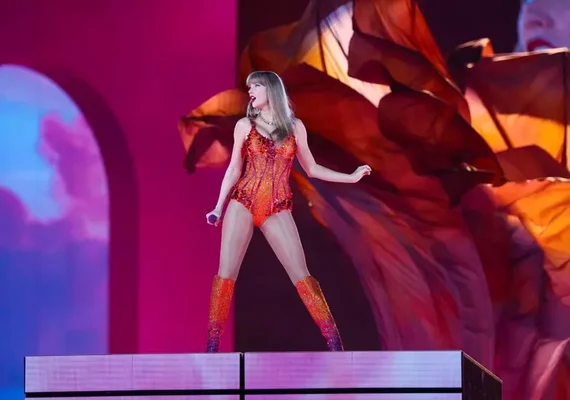Taylor Swift anuncia seu 12º álbum em podcast de namorado
