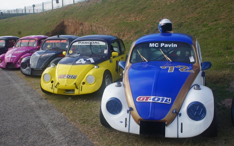 'Se meu Fusca voasse': pilotos aceleram até 180 km/h em competição que reúne charme e potência na pista  de Interlagos