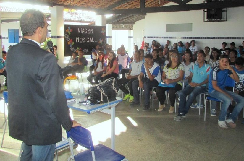 Juiz André Gêda ministra palestra sobre bullying para jovens atendidos pelo PCJE