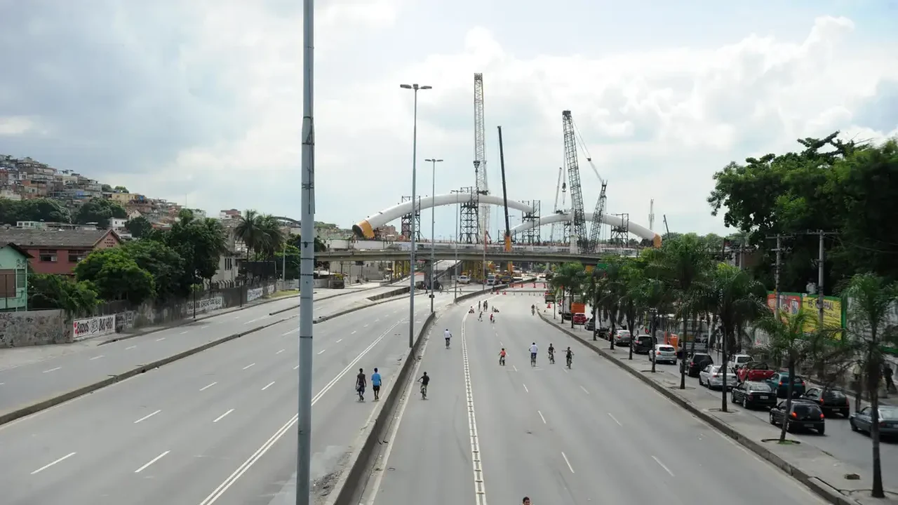Avenida Brasil é fechada na altura de Guadalupe devido a tiroteio