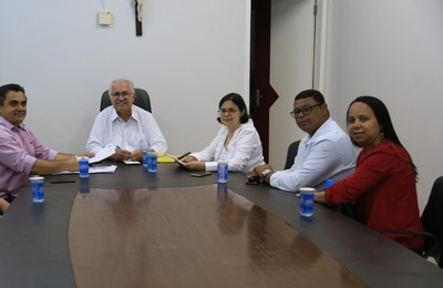 Rogério Teófilo formaliza doação de terreno e fortalece projetos sociais 